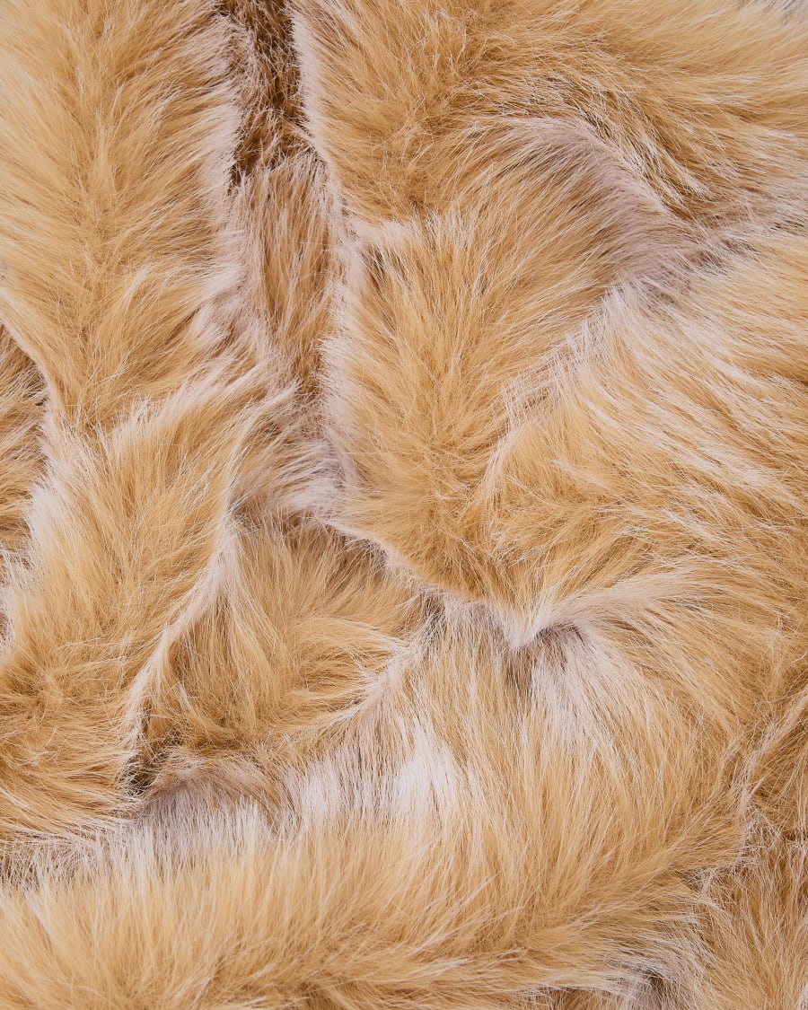 Lisara ecru faux-fur blanket with strap 130 x 170 cm