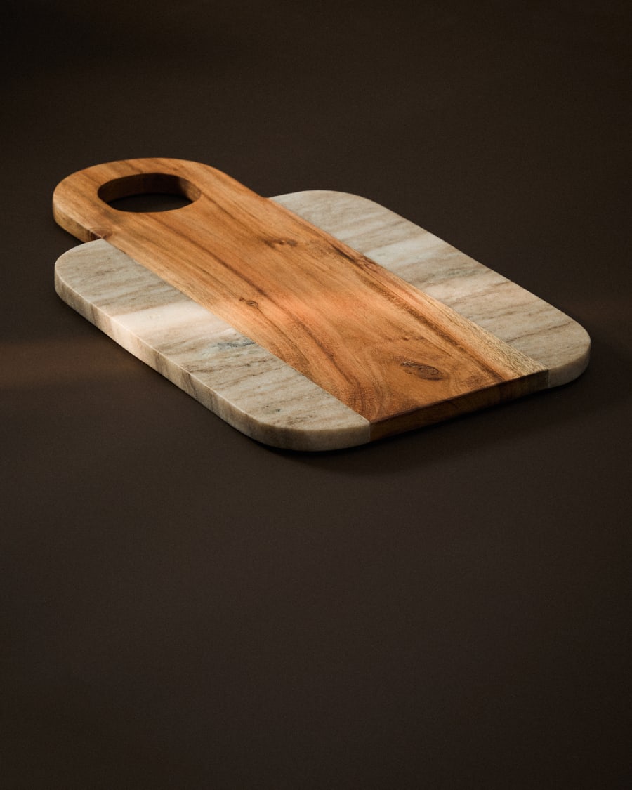 Planche de service Nuvir en marbre beige et bois d’acacia
