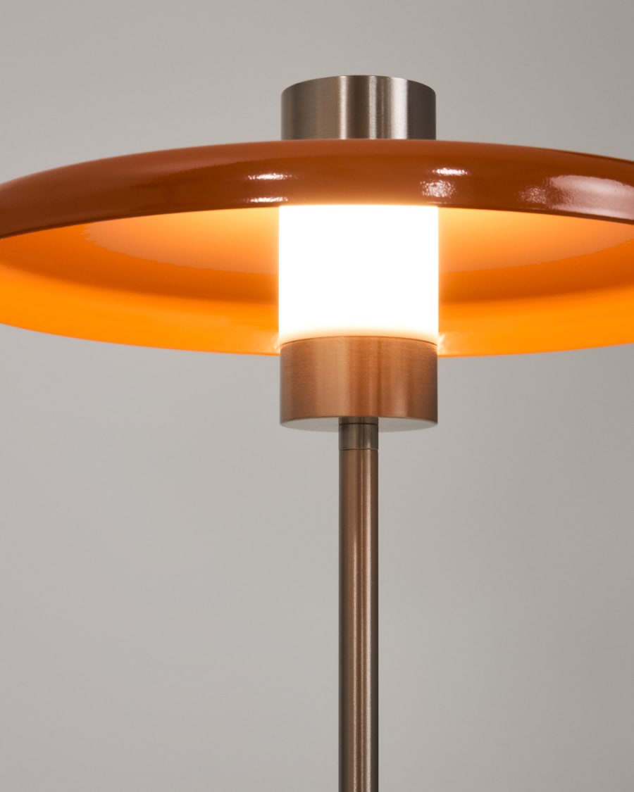 Tischlampe Nuvira aus hellgrauem gebürstetem Metall mit orangefarbenem Schirm