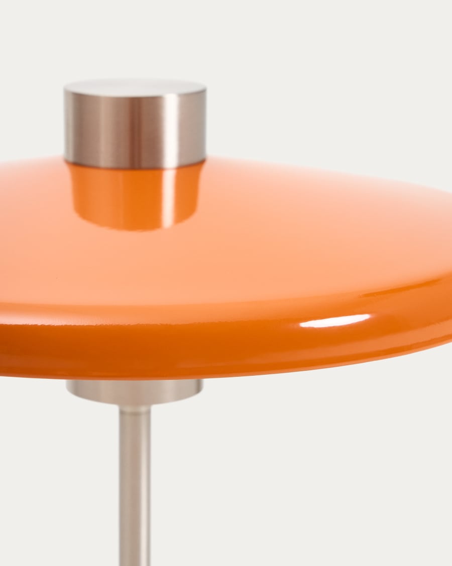 Tischlampe Nuvira aus hellgrauem gebürstetem Metall mit orangefarbenem Schirm