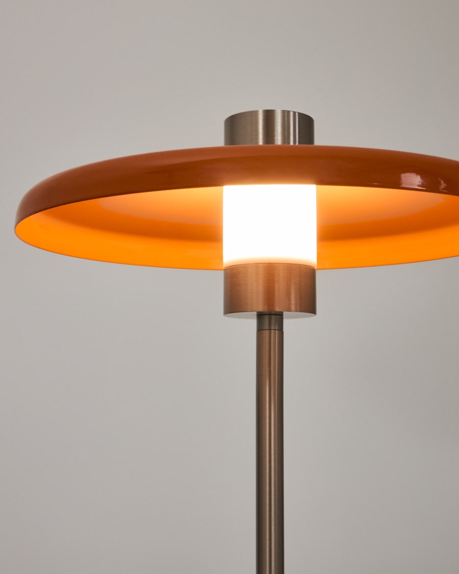 Stehlampe Nuvira aus hellgrauem gebürstetem Metall mit orangefarbenem Schirm