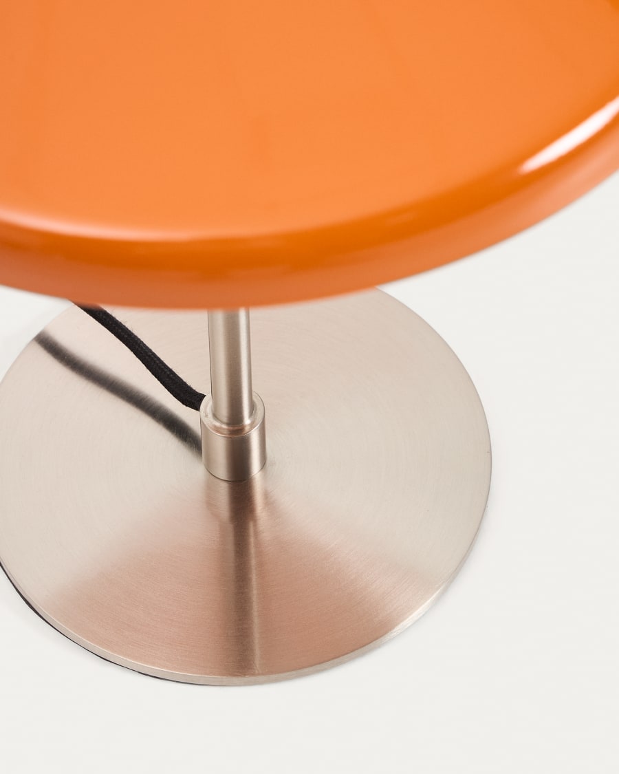 Tischlampe Nuvira aus hellgrauem gebürstetem Metall mit orangefarbenem Schirm
