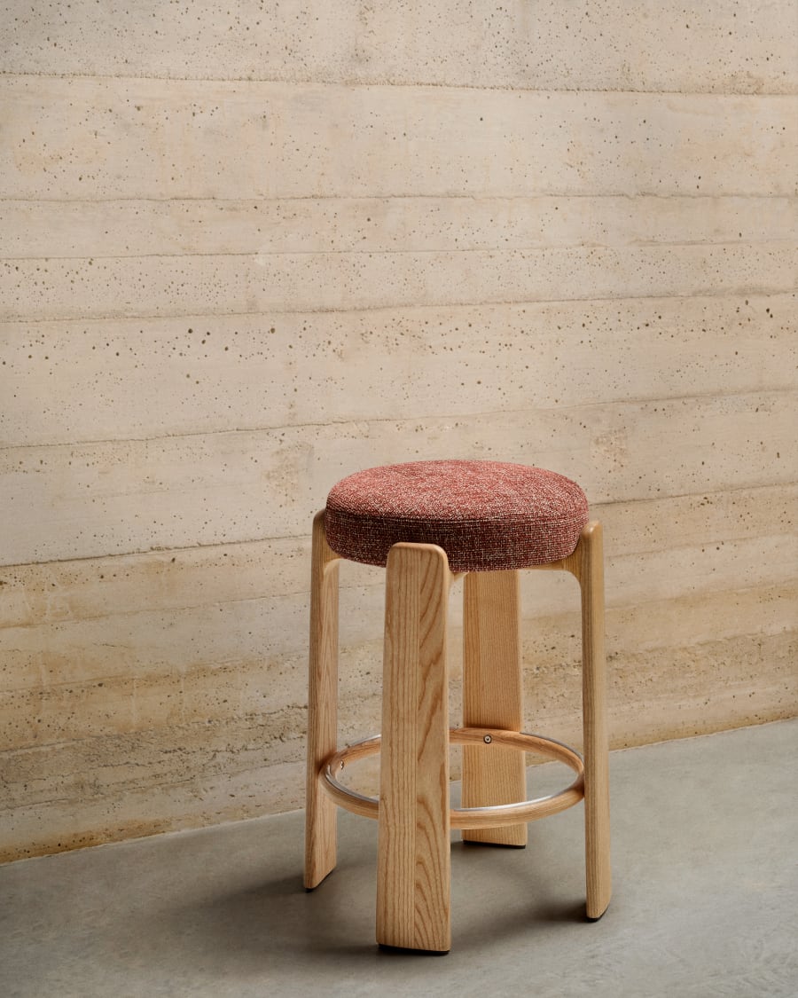 Sgabello Granite in ciniglia color terracotta e legno massiccio di frassino con finitura noce FSC 100% 75 cm