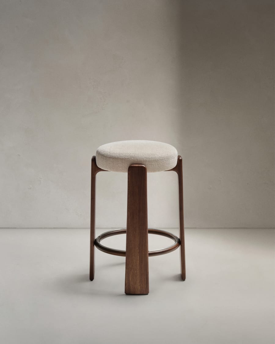 Sgabello Granite ignifugo in ciniglia beige e legno massiccio di frassino con finitura noce FSC 100% 75 cm