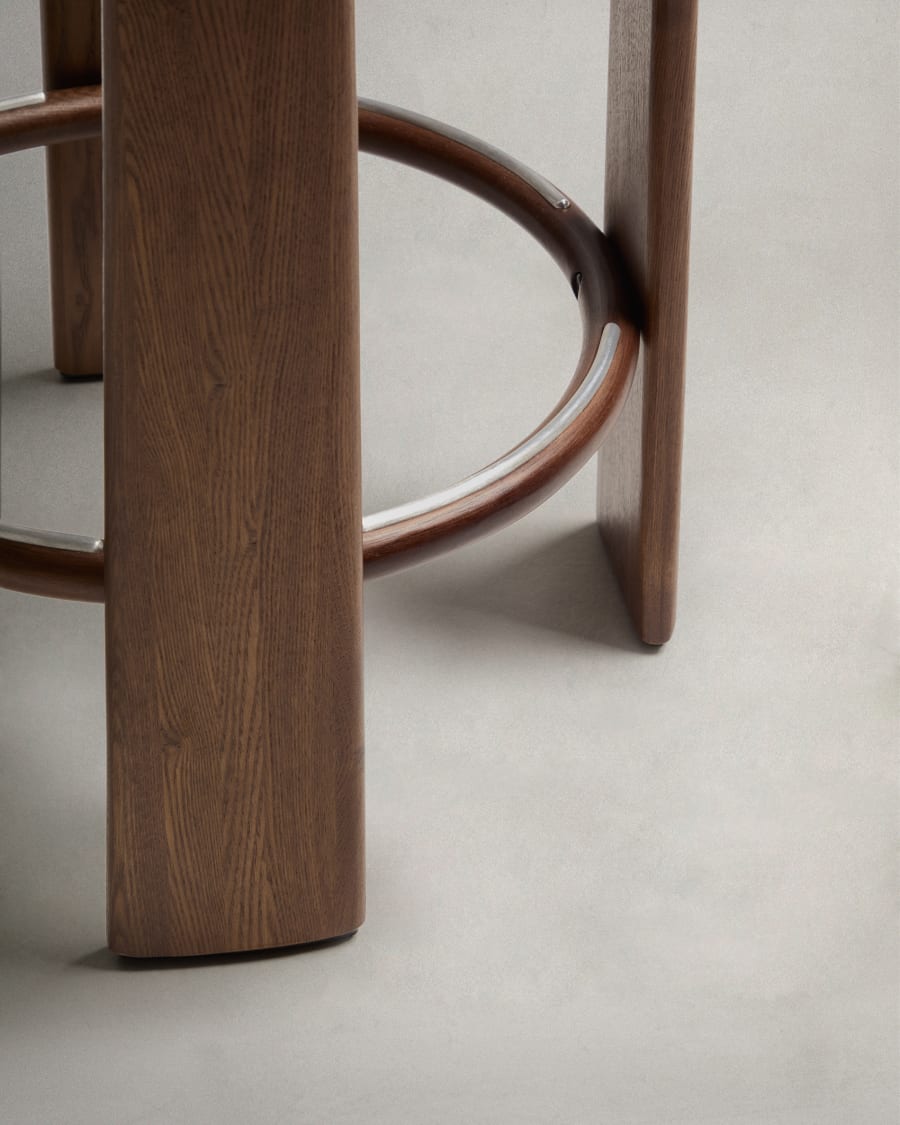 Sgabello Granite ignifugo in ciniglia beige e legno massiccio di frassino con finitura noce FSC 100% 75 cm