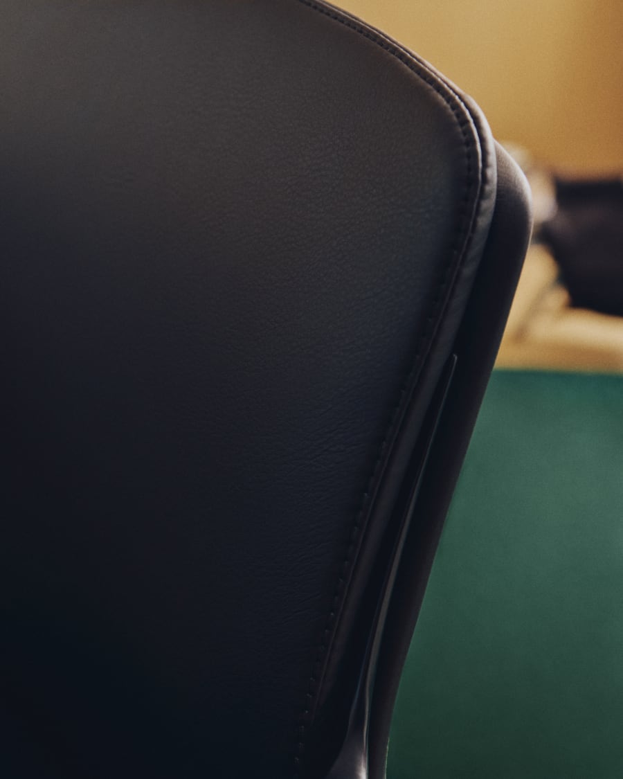 Chaise de bureau Nerlan en cuir synthétique noir et structure en aluminium noir
