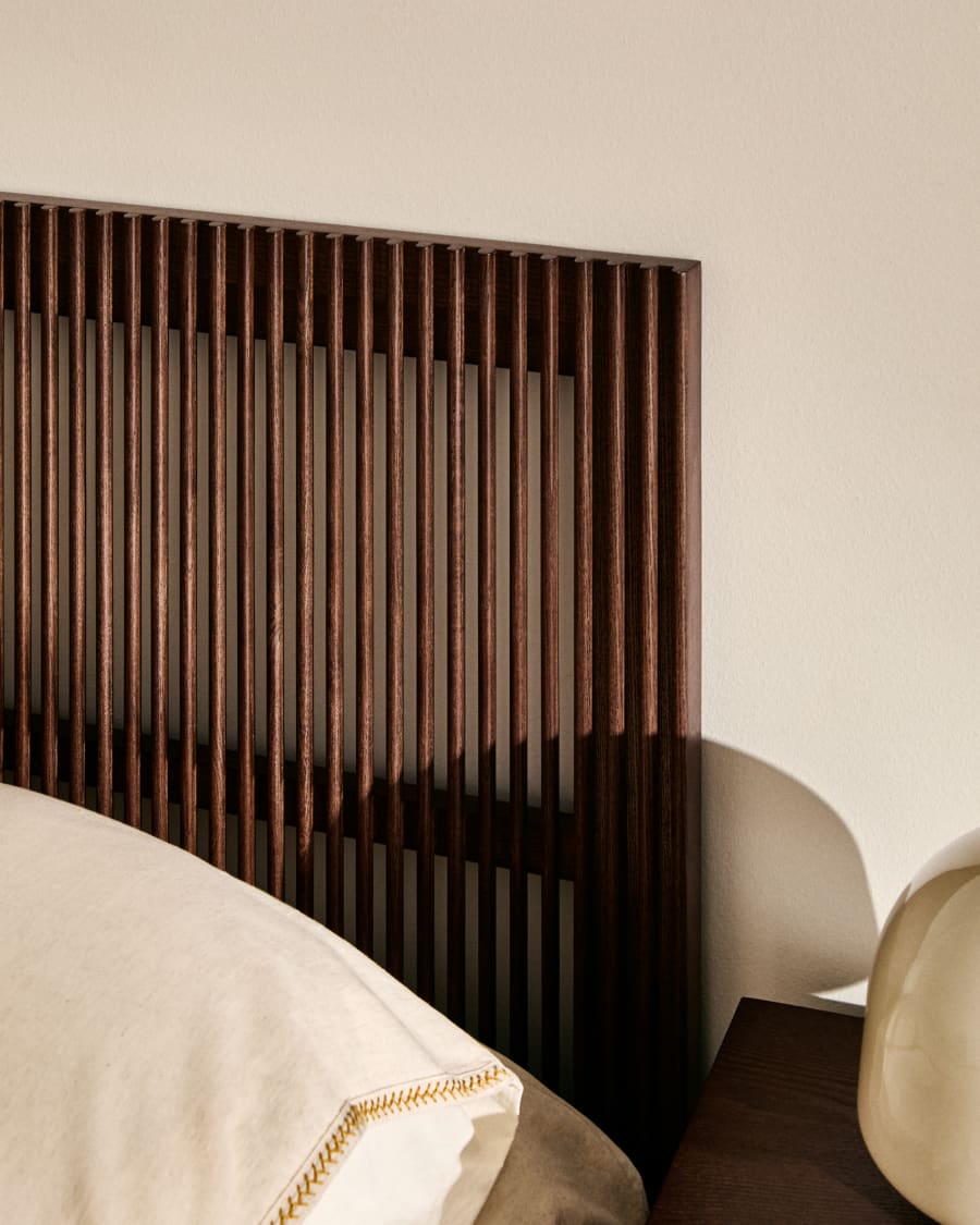 Bettkopfteil Beyla aus massivem Eschenholz mit nussbaumfarbenem Finish für 90-cm-Betten FSC 100%