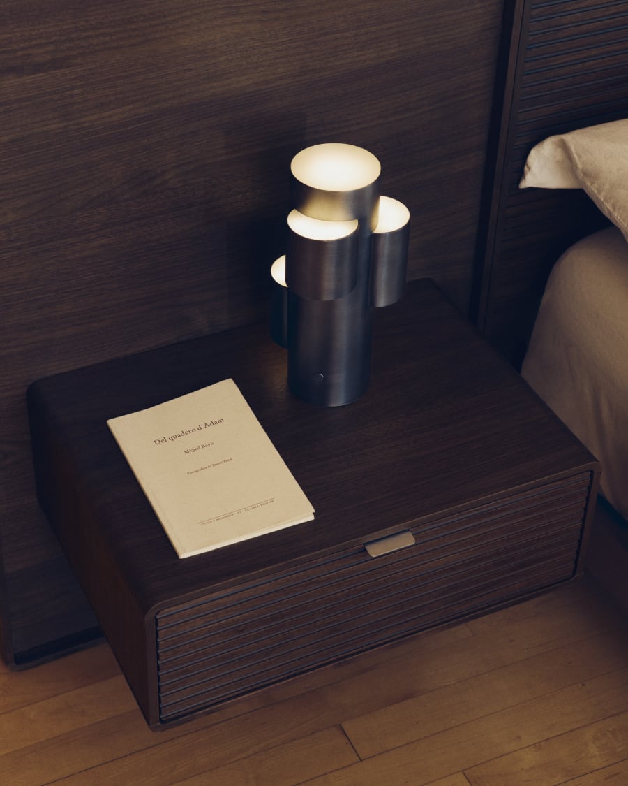 Lampe de table LED portable Adrina en métal gris clair avec finition brossée