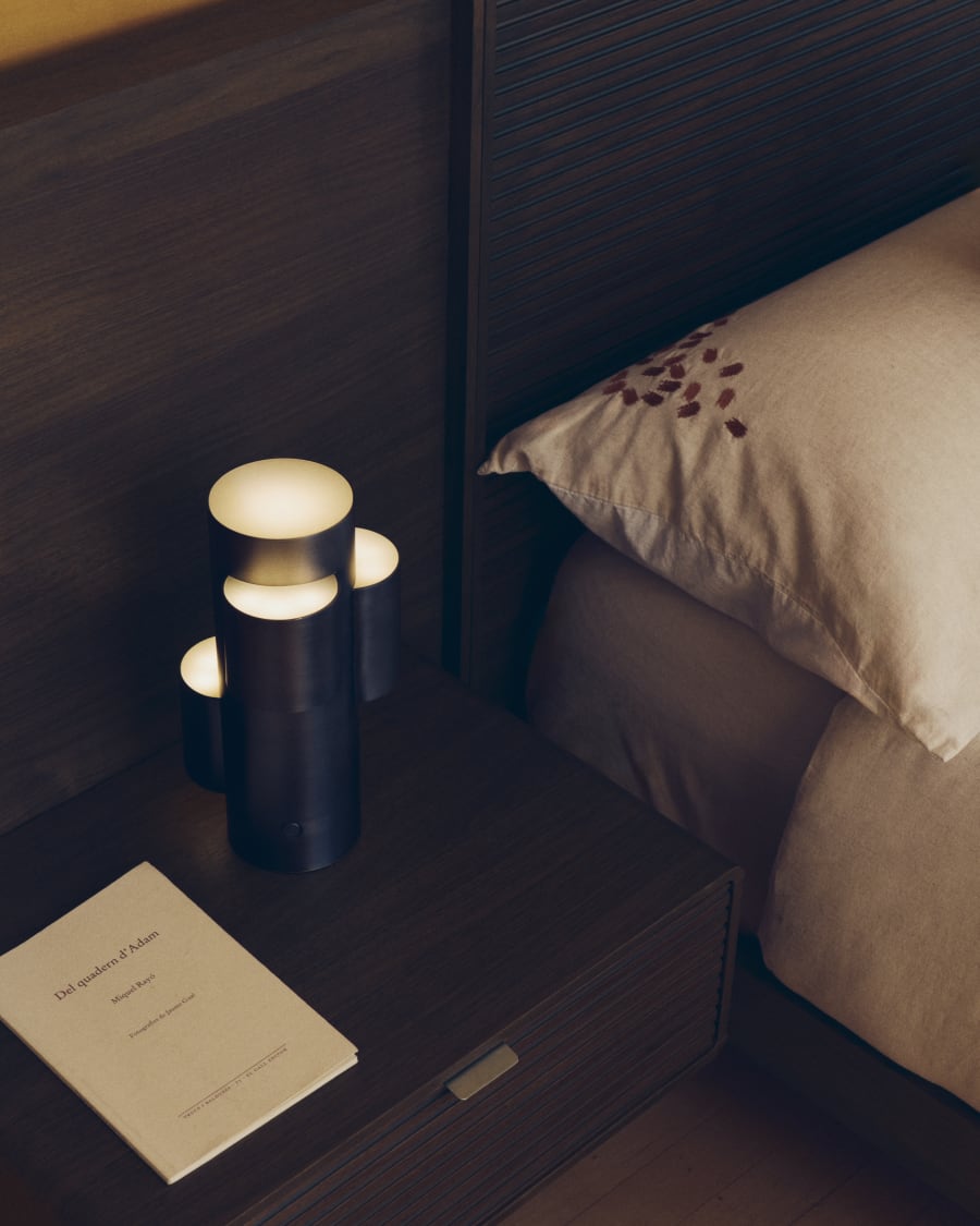 Lampe de table LED portable Adrina en métal gris clair avec finition brossée