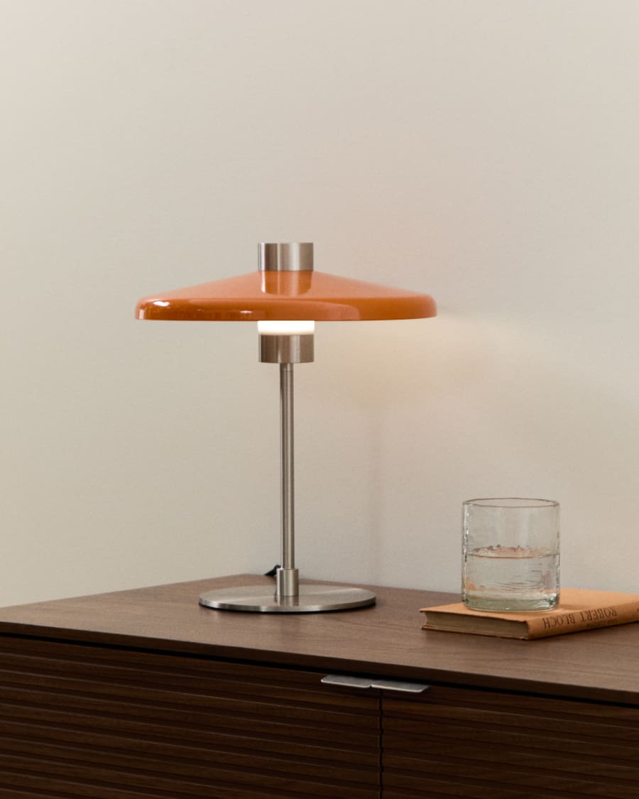 Tischlampe Nuvira aus hellgrauem gebürstetem Metall mit orangefarbenem Schirm