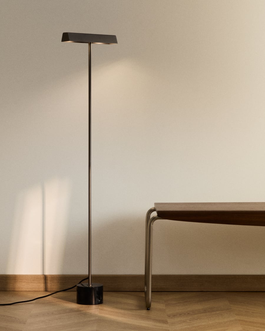 Stehlampe Lynor aus gebürstetem Metall mit weißem Marmorsockel