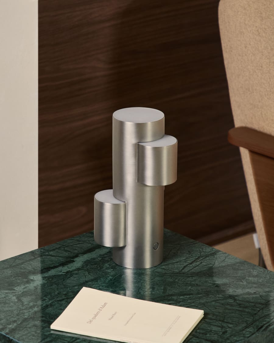 Lampe de table LED portable Adrina en métal gris clair avec finition brossée