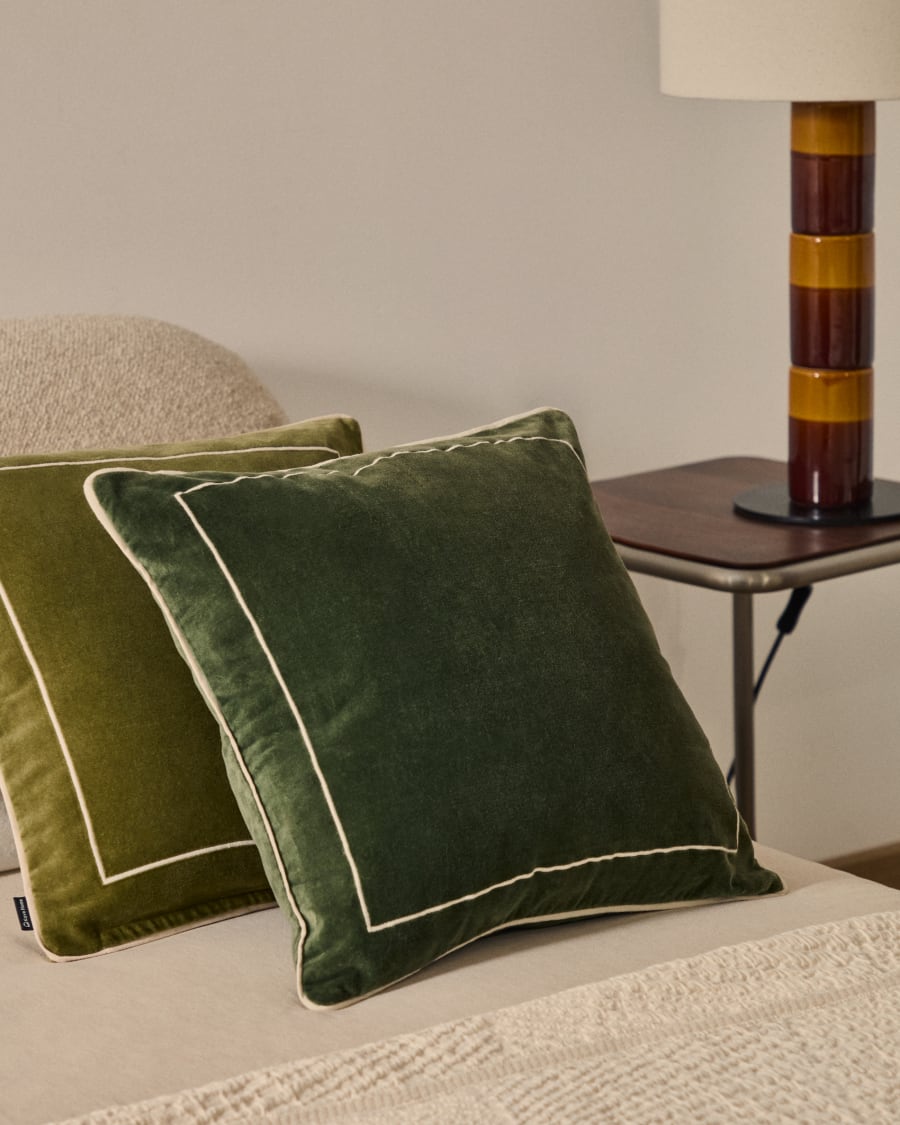 Housse de coussin Tivani en velours vert brodé avec liseré contrasté 45 x 45 cm