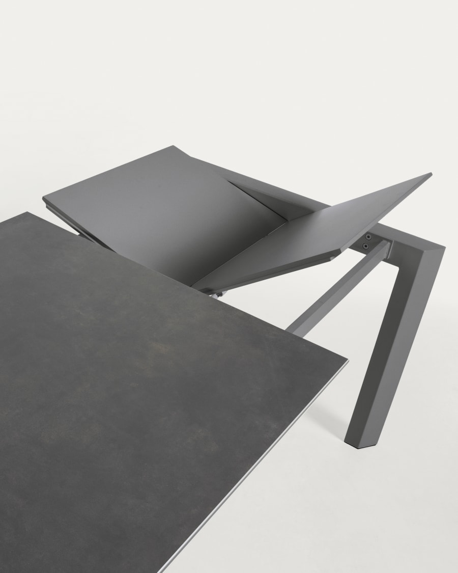 Tavolo Axis in porcellanato Vulcano Roca con gambe in acciaio grigio scuro 140 (200) cm