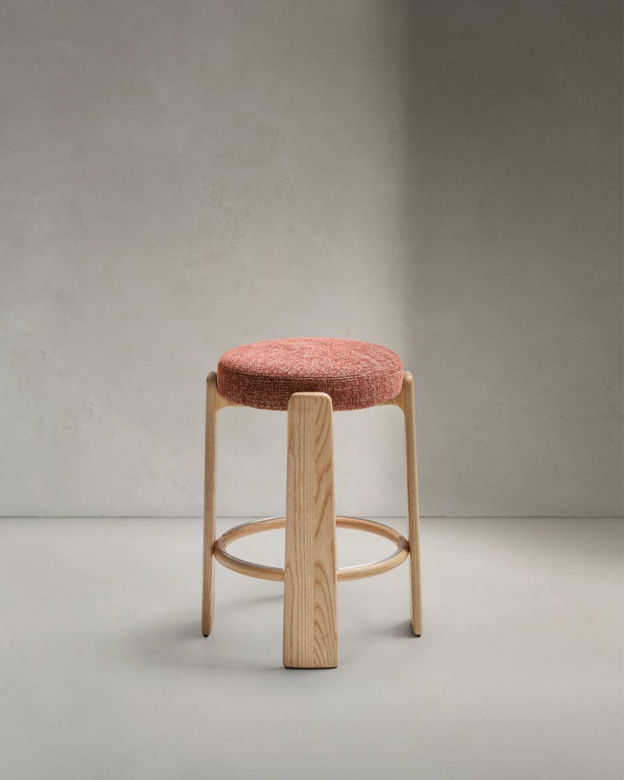 Sgabello Granite ignifugo in ciniglia color terracotta e legno massiccio di frassino con finitura tono naturale FSC 100% 65 cm