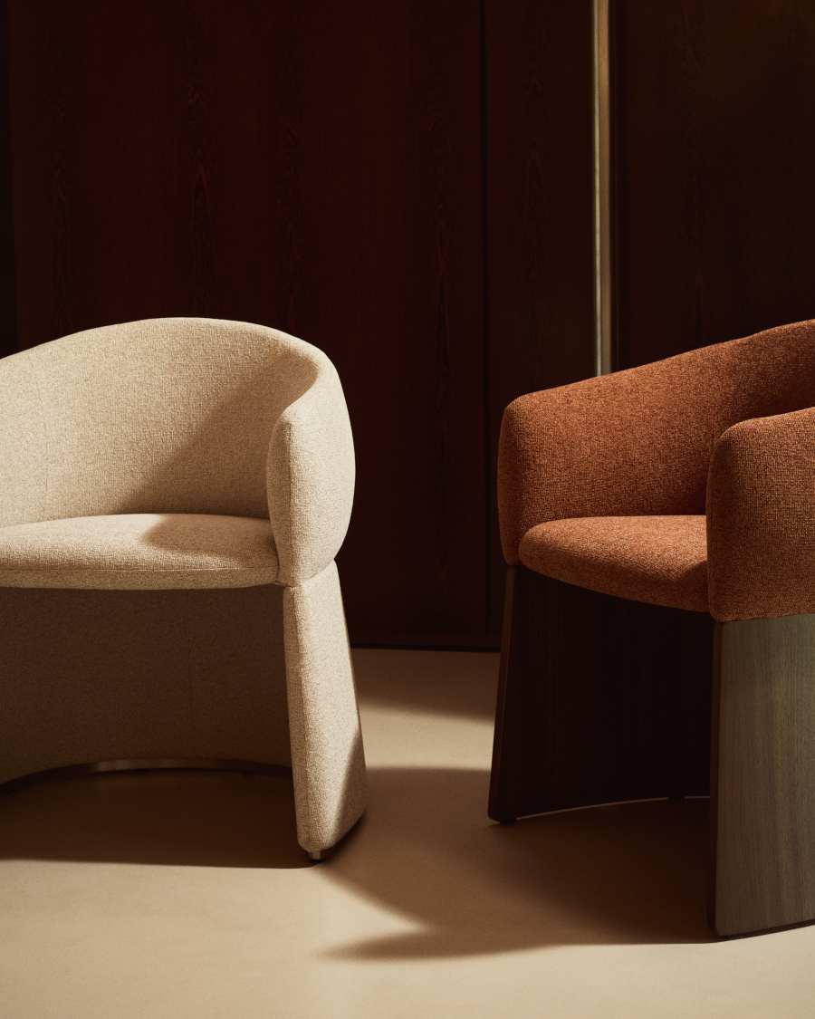 Sedia Bosca in ciniglia color terracotta e impiallacciatura di noce FSC 100%