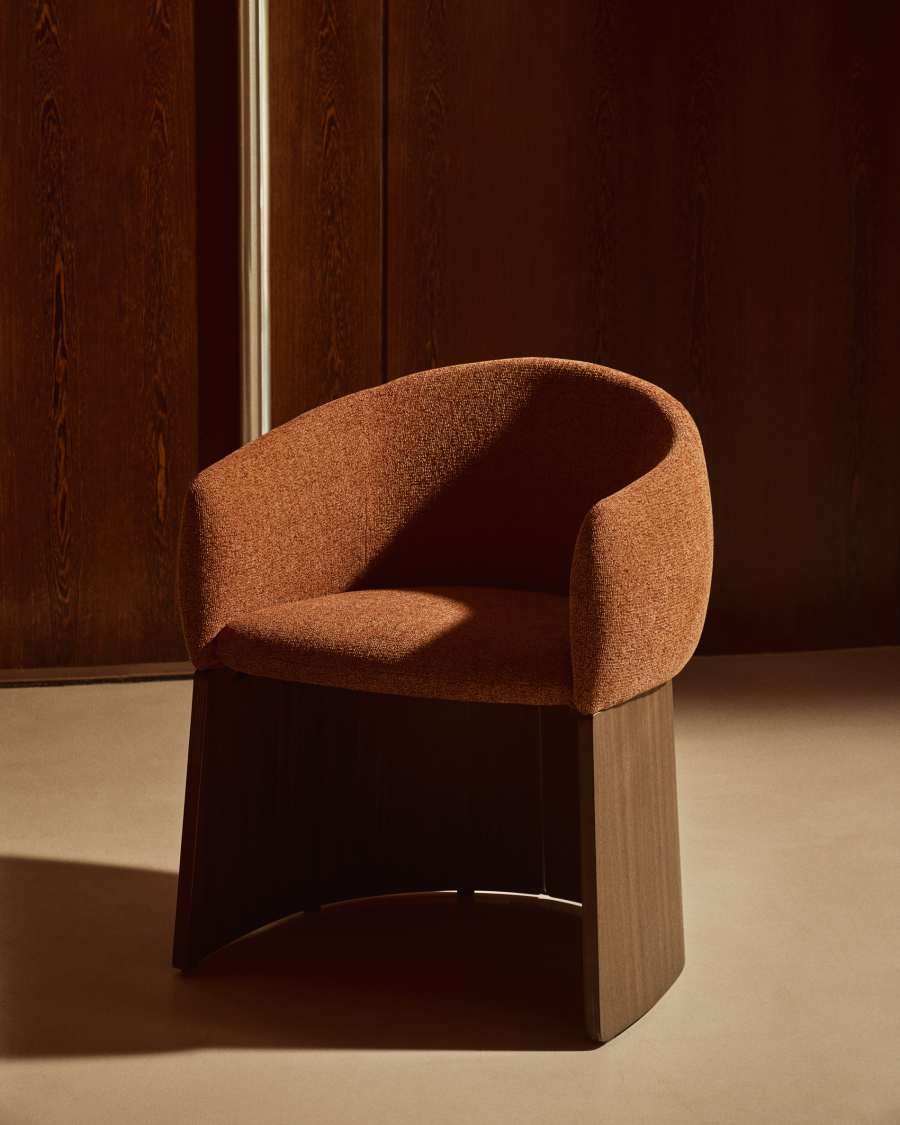Sedia Bosca in ciniglia color terracotta e impiallacciatura di noce FSC 100%