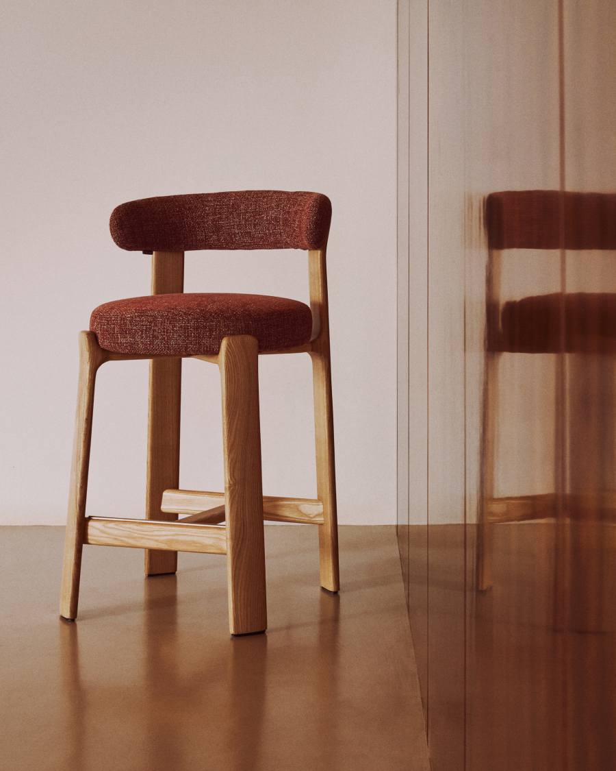 Sgabello Granite in ciniglia terracotta e legno massiccio di frassino con finitura in tonalità naturale FSC 100% 65 cm