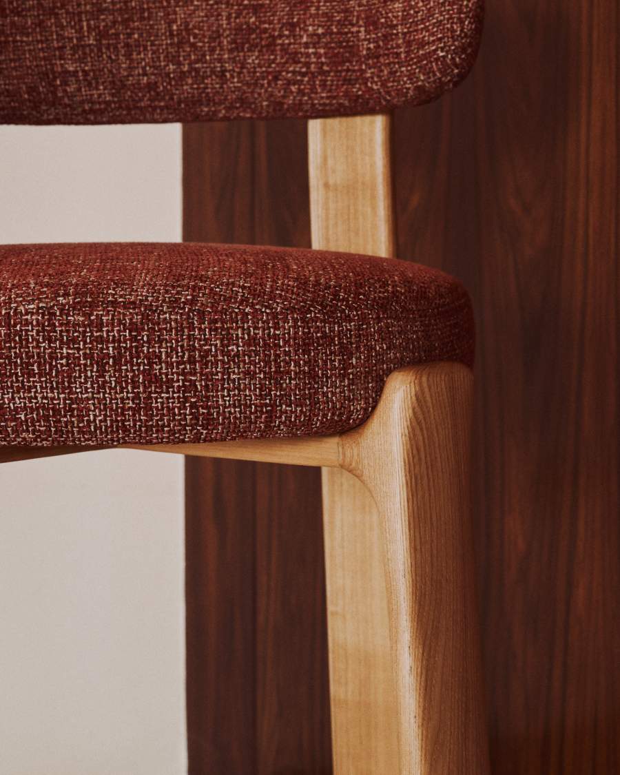 Sgabello Granite in ciniglia terracotta e legno massiccio di frassino con finitura in tonalità naturale FSC 100% 65 cm