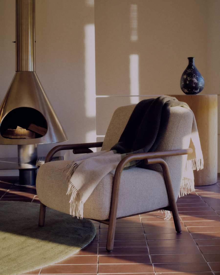 Πολυθρόνα Sylo από μπεζ chenille και μασίφ ξύλο δρυός με φινίρισμα σε απόχρωση καρυδιάς FSC 100%.