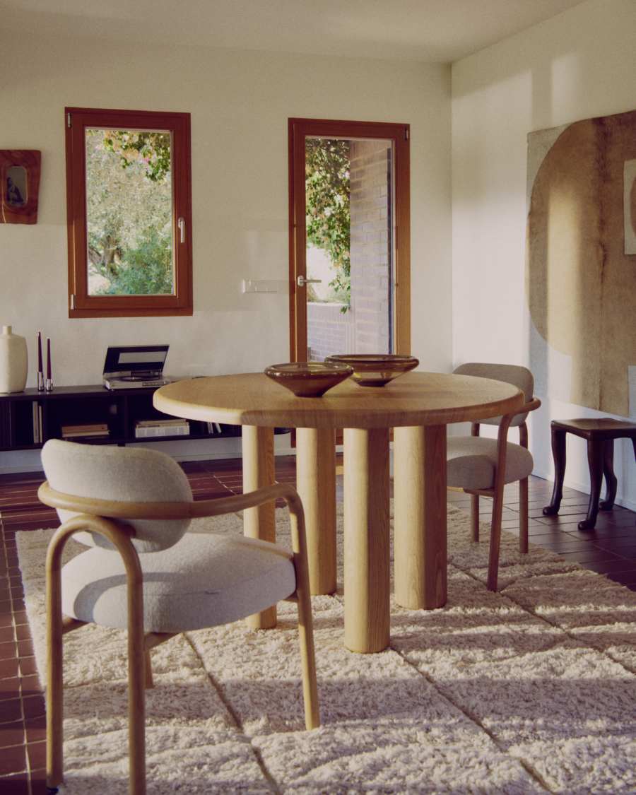 Sedia Melqui beige di legno massiccio di rovere con finitura naturale