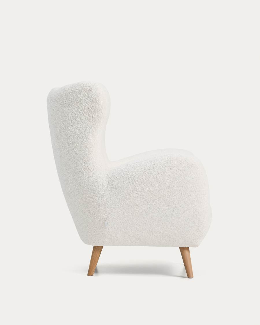 Sessel Patio in ecrufarbenem, schwer entflammbarem Lammfellimitat mit Beinen aus massivem Buchenholz, FSC Mix Credit