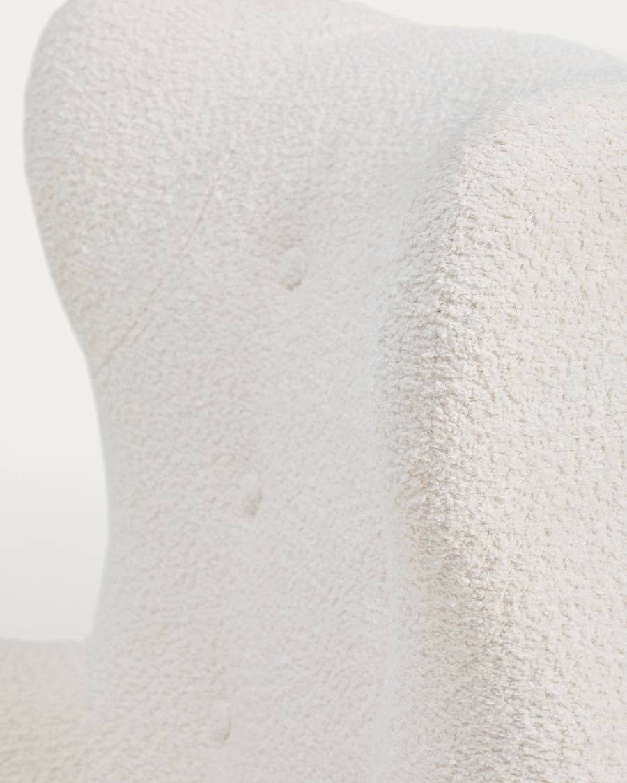 Sessel Patio in ecrufarbenem, schwer entflammbarem Lammfellimitat mit Beinen aus massivem Buchenholz, FSC Mix Credit