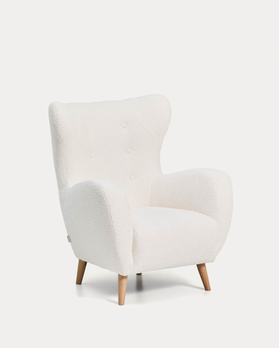 Sessel Patio in ecrufarbenem, schwer entflammbarem Lammfellimitat mit Beinen aus massivem Buchenholz, FSC Mix Credit