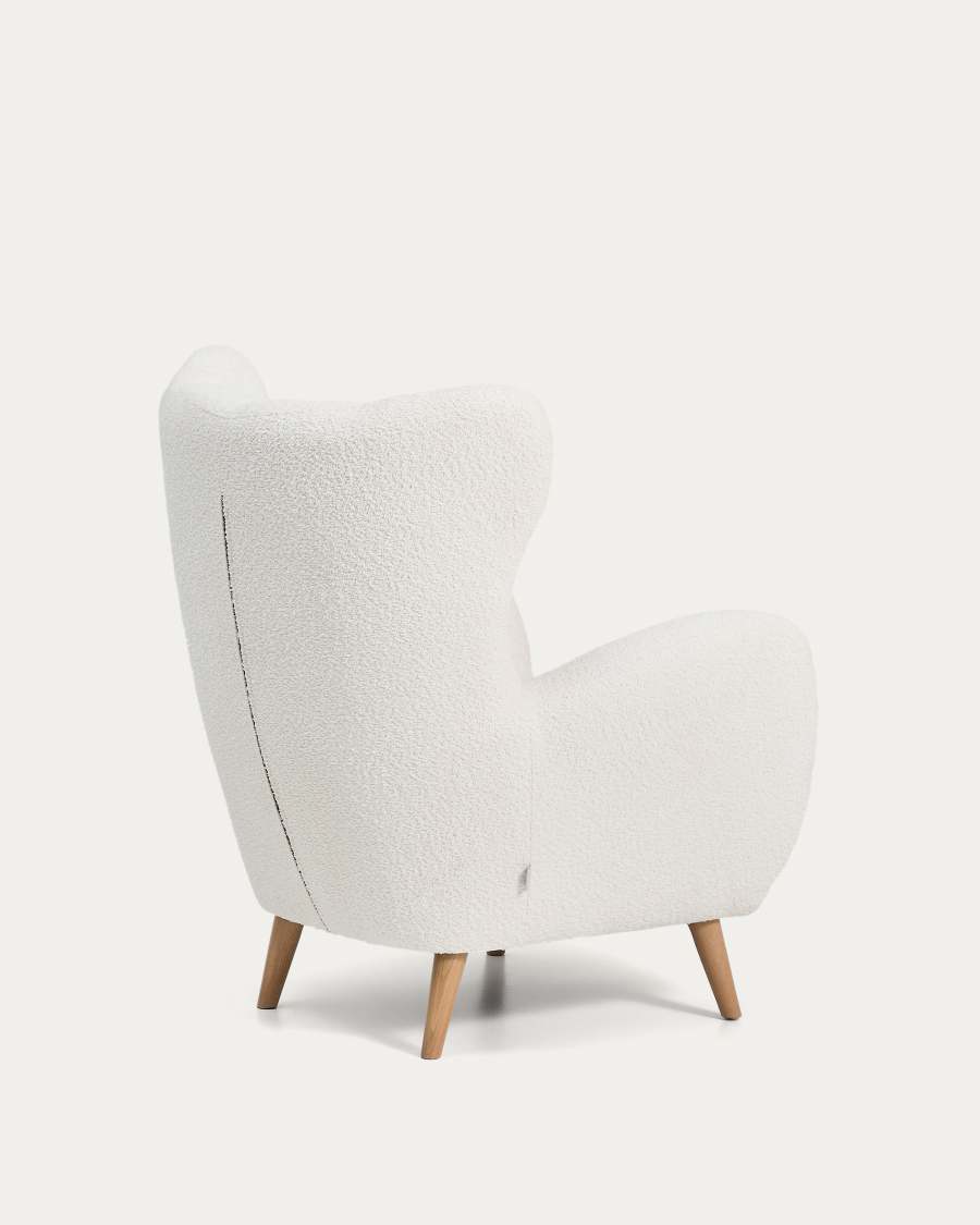 Sessel Patio in ecrufarbenem, schwer entflammbarem Lammfellimitat mit Beinen aus massivem Buchenholz, FSC Mix Credit