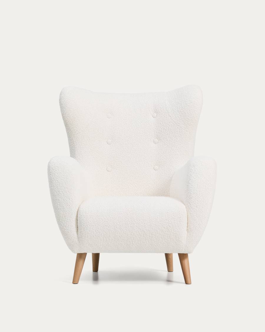 Sessel Patio in ecrufarbenem, schwer entflammbarem Lammfellimitat mit Beinen aus massivem Buchenholz, FSC Mix Credit