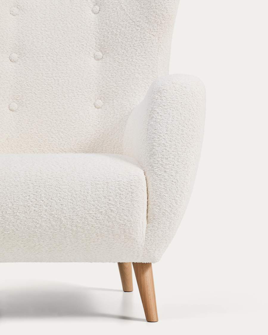 Sessel Patio in ecrufarbenem, schwer entflammbarem Lammfellimitat mit Beinen aus massivem Buchenholz, FSC Mix Credit