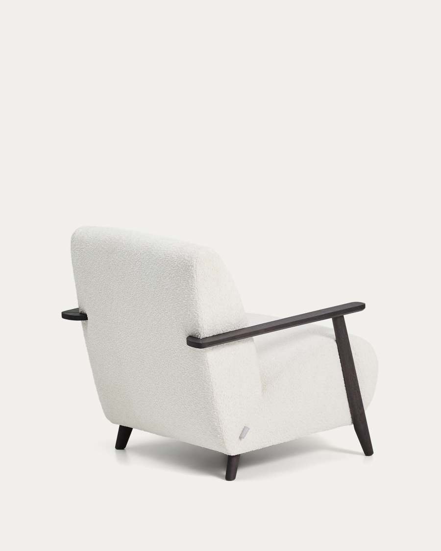 Sessel Meghan in ecrufarbenem, schwer entflammbarem Lammfellimitat mit massivem Eschenholz mit Wenge-Finish, FSC Mix Credit