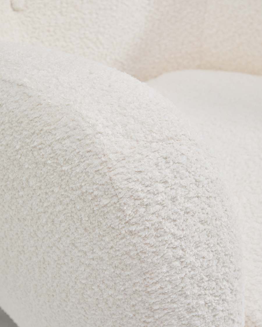 Sessel Patio in ecrufarbenem, schwer entflammbarem Lammfellimitat mit Beinen aus massivem Buchenholz, FSC Mix Credit