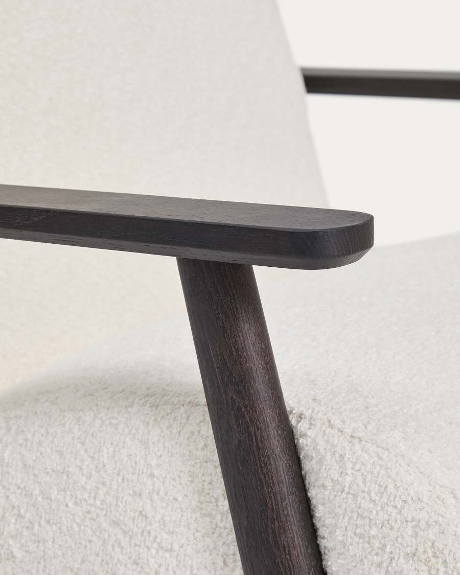 Sessel Meghan in ecrufarbenem, schwer entflammbarem Lammfellimitat mit massivem Eschenholz mit Wenge-Finish, FSC Mix Credit