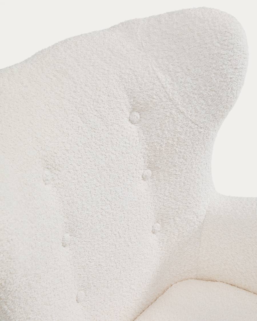 Sessel Patio in ecrufarbenem, schwer entflammbarem Lammfellimitat mit Beinen aus massivem Buchenholz, FSC Mix Credit