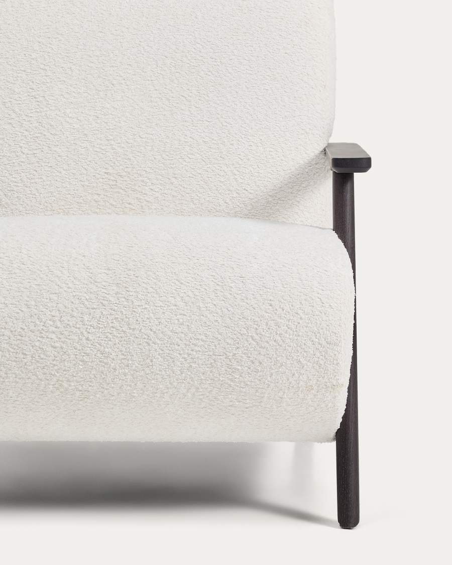 Sessel Meghan in ecrufarbenem, schwer entflammbarem Lammfellimitat mit massivem Eschenholz mit Wenge-Finish, FSC Mix Credit