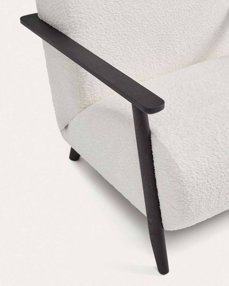 Sessel Meghan in ecrufarbenem, schwer entflammbarem Lammfellimitat mit massivem Eschenholz mit Wenge-Finish, FSC Mix Credit