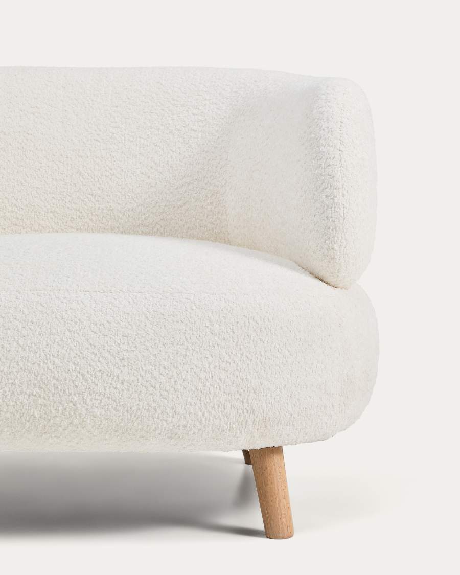 Sessel Luisa in ecrufarbenem, schwer entflammbarem Lammfellimitat mit Beinen aus massivem Buchenholz, 90 cm