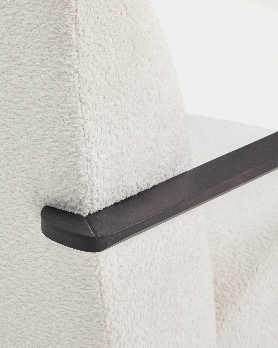 Sessel Meghan in ecrufarbenem, schwer entflammbarem Lammfellimitat mit massivem Eschenholz mit Wenge-Finish, FSC Mix Credit