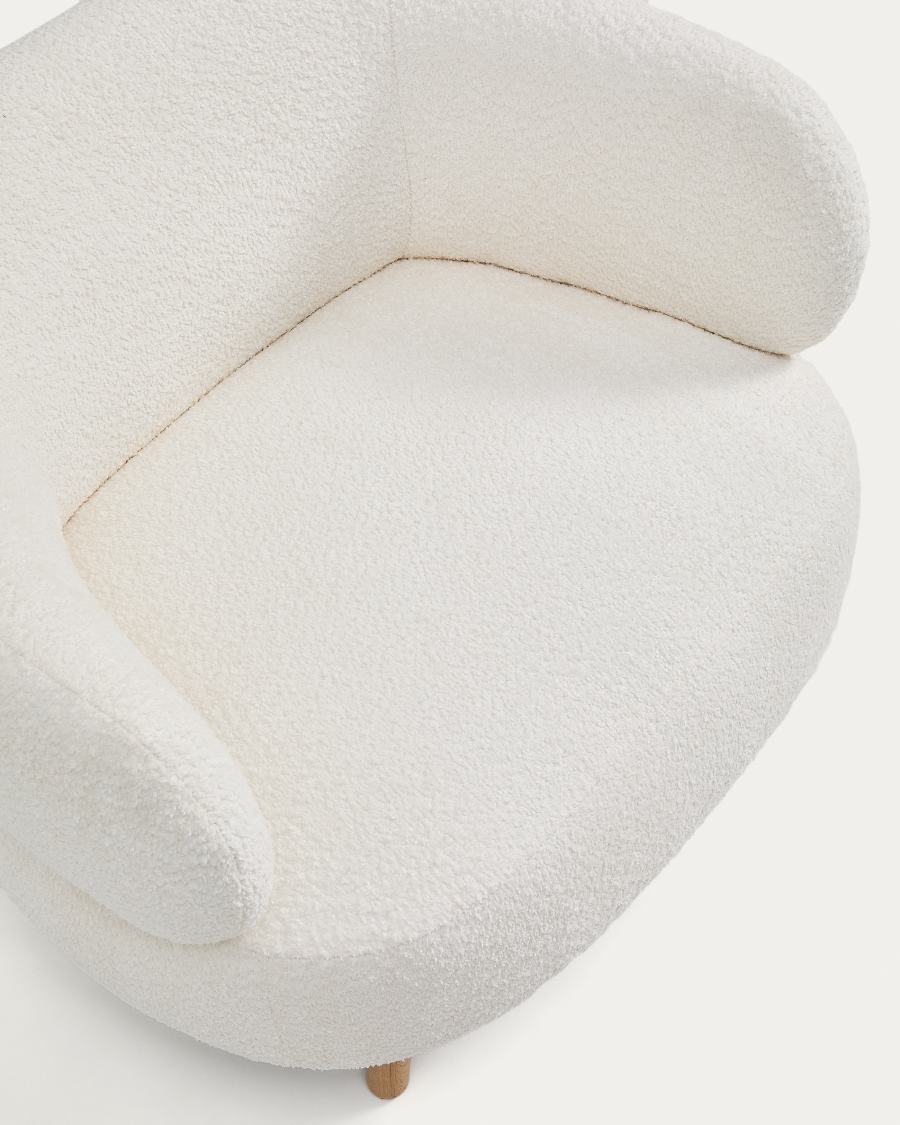 Sessel Luisa in ecrufarbenem, schwer entflammbarem Lammfellimitat mit Beinen aus massivem Buchenholz, 90 cm