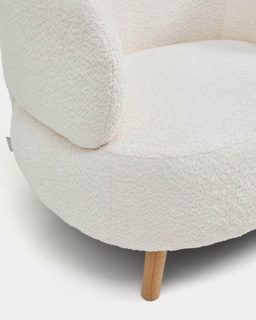 Sessel Luisa in ecrufarbenem, schwer entflammbarem Lammfellimitat mit Beinen aus massivem Buchenholz, 90 cm