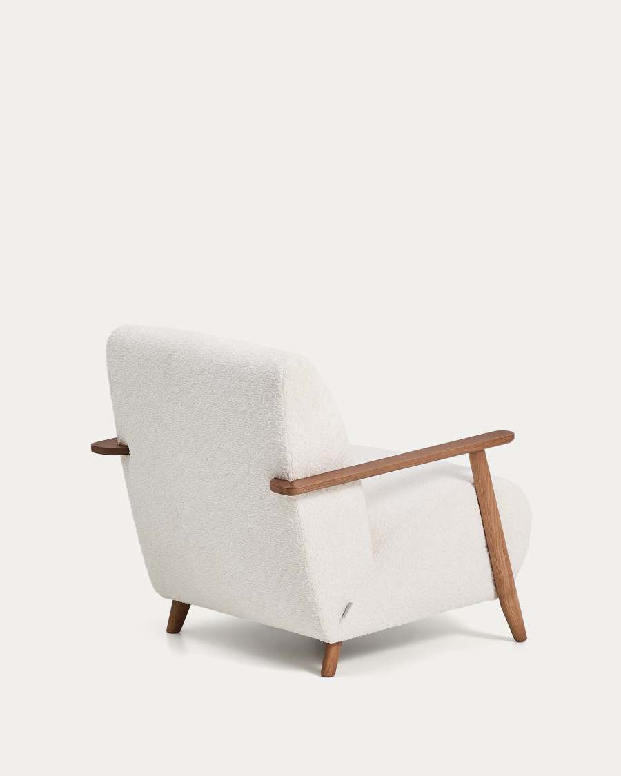 Sessel Meghan in ecrufarbenem, schwer entflammbarem Lammfellimitat mit massivem Eschenholz mit Nussbaum-Finish, FSC Mix Credit