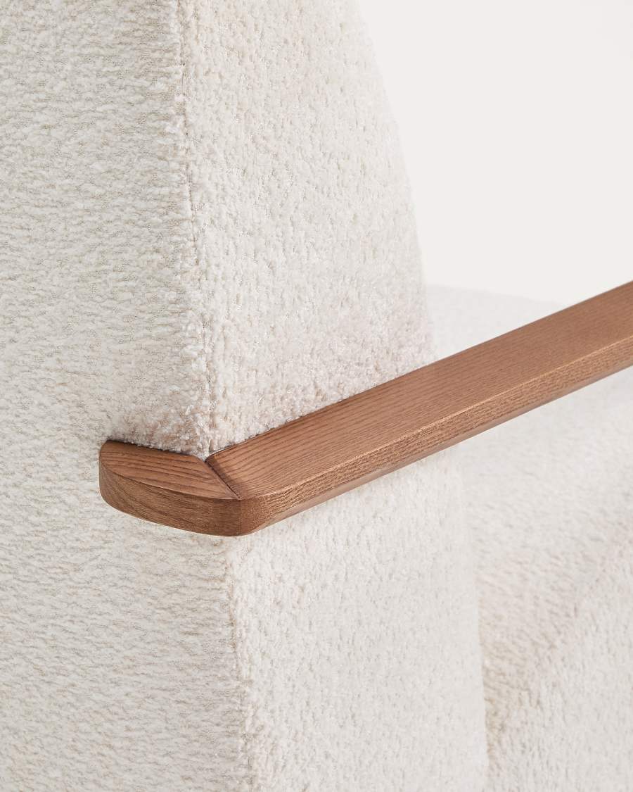 Sessel Meghan in ecrufarbenem, schwer entflammbarem Lammfellimitat mit massivem Eschenholz mit Nussbaum-Finish, FSC Mix Credit