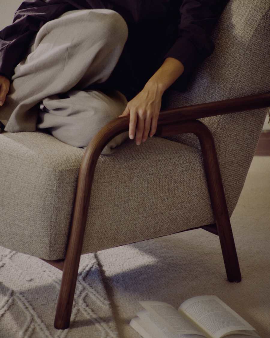 Πολυθρόνα Sylo από μπεζ chenille και μασίφ ξύλο δρυός με φινίρισμα σε απόχρωση καρυδιάς FSC 100%.