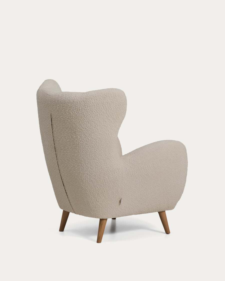 Sessel Patio in beigem, schwer entflammbarem Lammfellimitat mit Beinen aus massivem Buchenholz, FSC Mix Credit