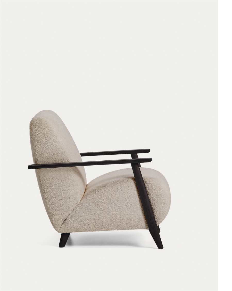 Sessel Meghan in beigem, schwer entflammbarem Lammfellimitat mit massivem Eschenholz mit Wenge-Finish, FSC Mix Credit