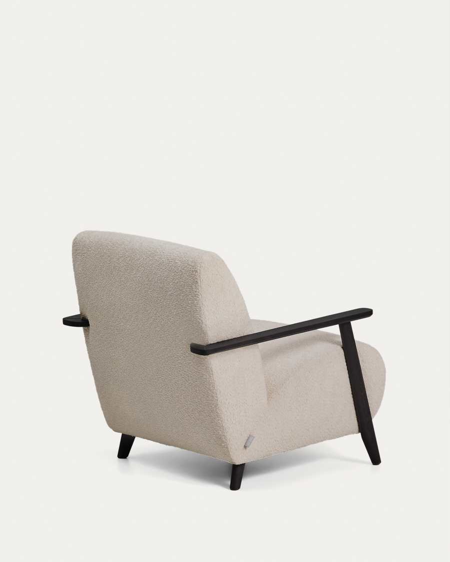 Sessel Meghan in beigem, schwer entflammbarem Lammfellimitat mit massivem Eschenholz mit Wenge-Finish, FSC Mix Credit