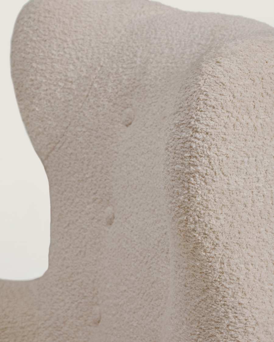 Sessel Patio in beigem, schwer entflammbarem Lammfellimitat mit Beinen aus massivem Buchenholz, FSC Mix Credit