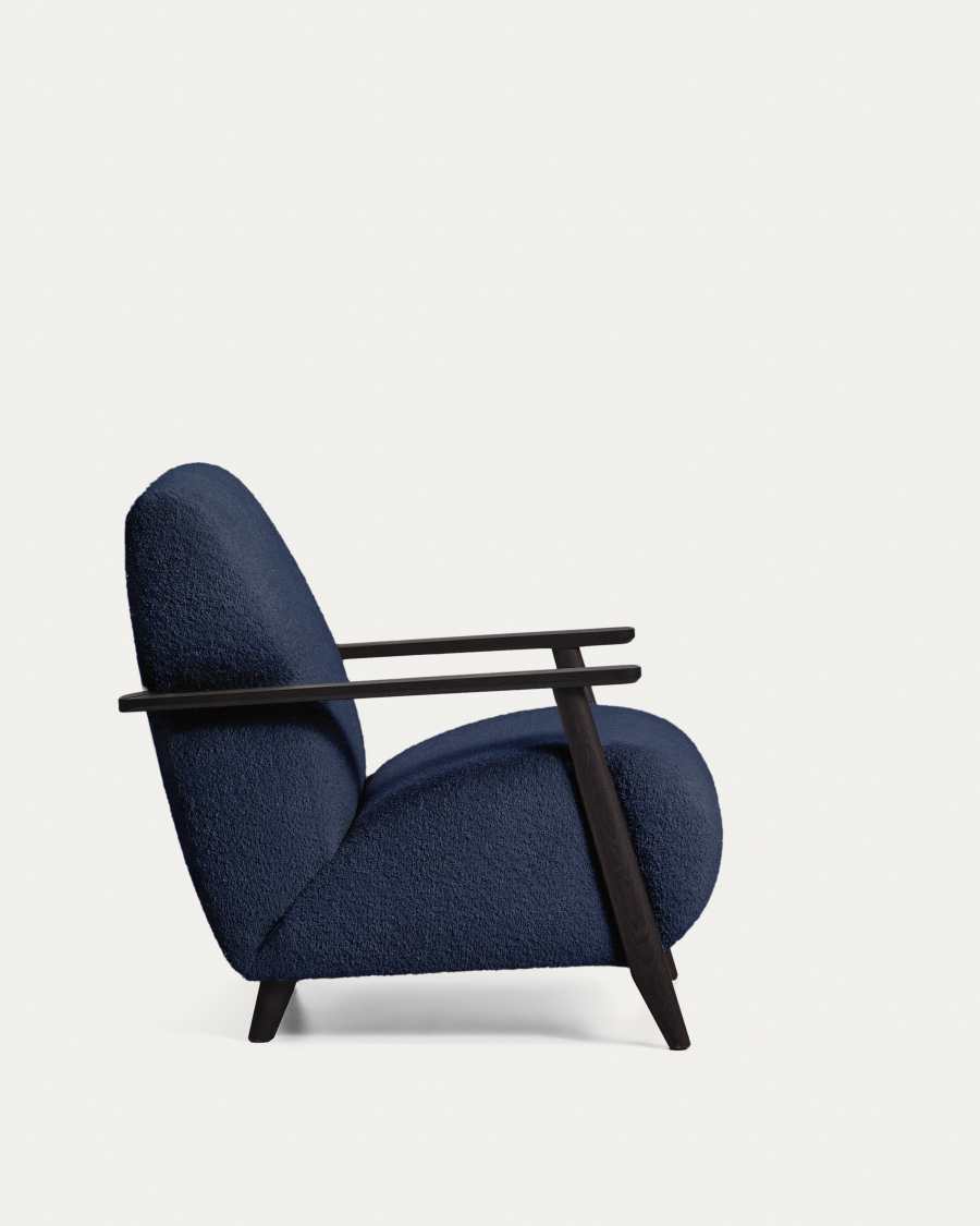 Sessel Meghan in blauem, schwer entflammbarem Lammfellimitat mit massivem Eschenholz mit Wenge-Finish, FSC Mix Credit