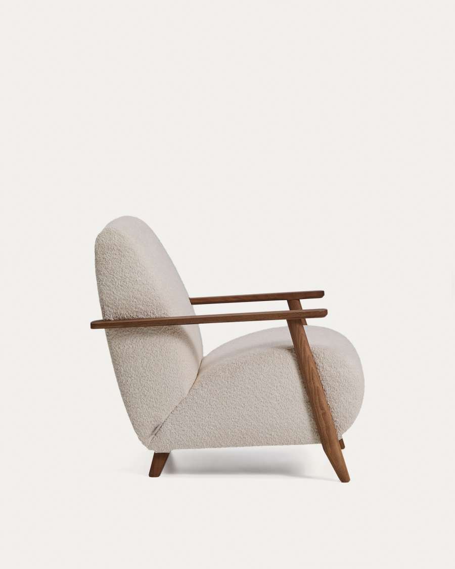 Sessel Meghan in beigem, schwer entflammbarem Lammfellimitat mit massivem Eschenholz mit Nussbaum-Finish, FSC Mix Credit